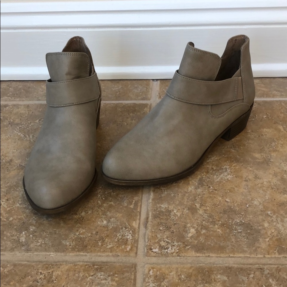 NWOT Life Stride Velocity booties
